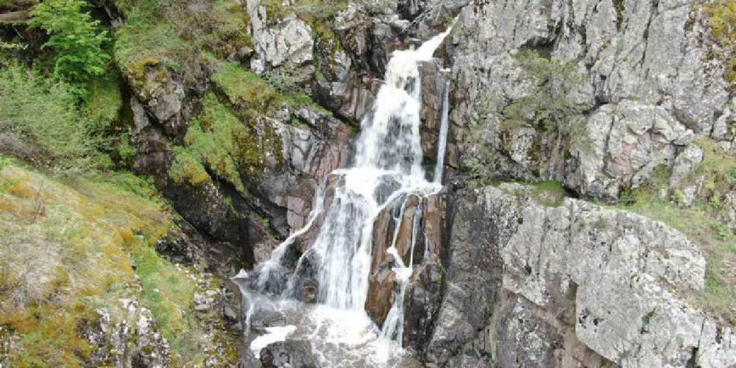 Ormanın içinde gizli kalmış cennet! Bu şelale göreni mest ediyor: Turistler akın etmeden burayı görün! 4